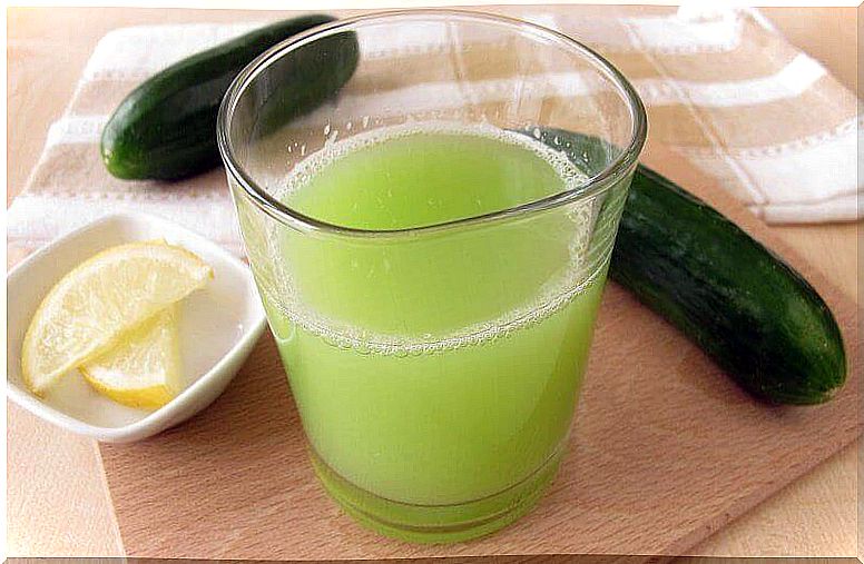 Cucumber juice, preparation.