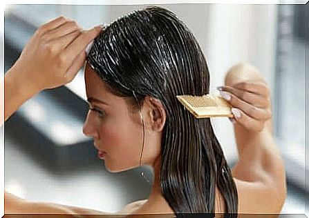 Natural mask on wet hair. 