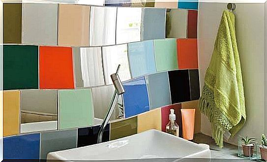 decorating ideas for the bathroom: colored tiles