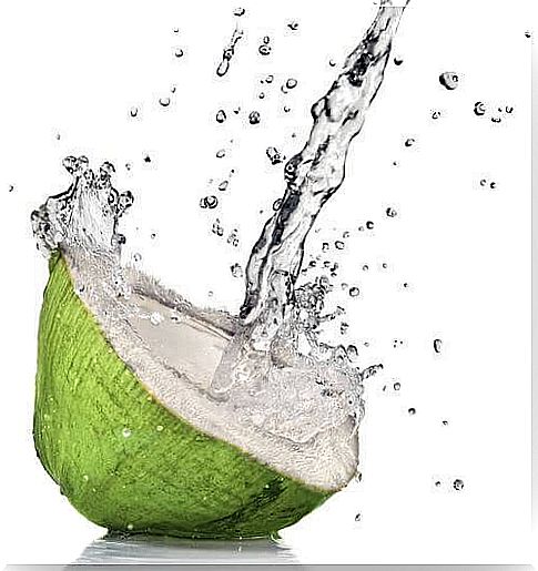 Coconut water, a treatment to stimulate the thyroid and improve digestion