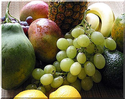 Eating more fruit helps treat gastric reflux.