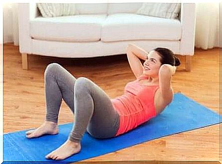 A woman does abdominals