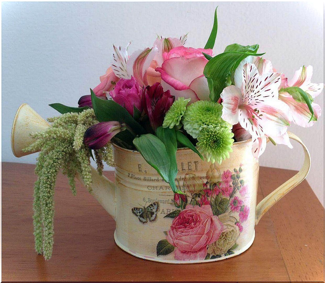 economical centerpieces: watering can with flowers 