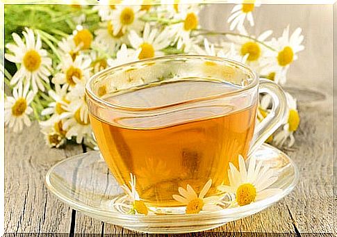 Natural remedies for edema or water retention: chamomile infusion