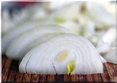 Onion, an ingredient in the drink to cleanse the lungs.