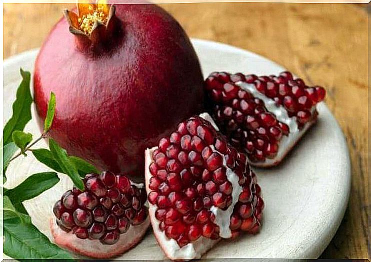 pomegranates are one of the 12 best foods to unclog arteries