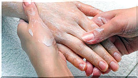 hand massage with baking soda